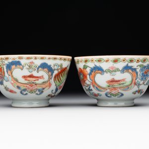Five Chinese famille rose 'Madame de Pompadour' cups and two saucers, Qianlong, ca. 1745 — 照片 11