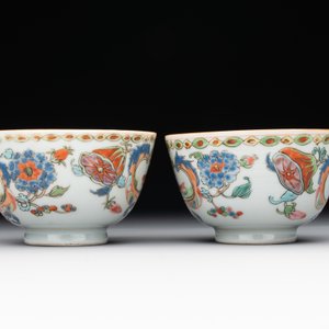 Five Chinese famille rose 'Madame de Pompadour' cups and two saucers, Qianlong, ca. 1745 — 照片 13