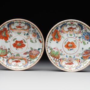 Five Chinese famille rose 'Madame de Pompadour' cups and two saucers, Qianlong, ca. 1745 — 照片 2