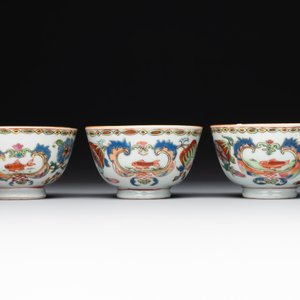 Five Chinese famille rose 'Madame de Pompadour' cups and two saucers, Qianlong, ca. 1745 — 照片 4