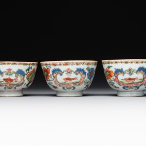 Five Chinese famille rose 'Madame de Pompadour' cups and two saucers, Qianlong, ca. 1745 — 照片 5