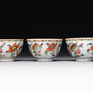 Five Chinese famille rose 'Madame de Pompadour' cups and two saucers, Qianlong, ca. 1745 — 照片 6