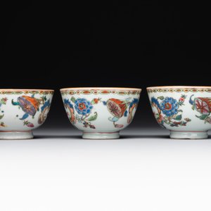 Five Chinese famille rose 'Madame de Pompadour' cups and two saucers, Qianlong, ca. 1745 — 照片 7