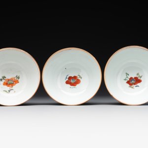 Five Chinese famille rose 'Madame de Pompadour' cups and two saucers, Qianlong, ca. 1745 — 照片 8