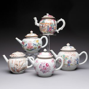 Five Chinese famille rose 'mandarin subject' and floral design teapots, Qianlong — 照片 1