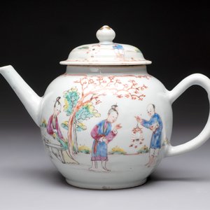 Five Chinese famille rose 'mandarin subject' and floral design teapots, Qianlong — 照片 2