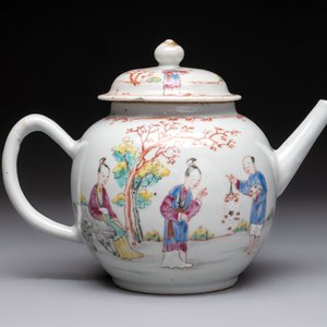 Five Chinese famille rose 'mandarin subject' and floral design teapots, Qianlong — 照片 4