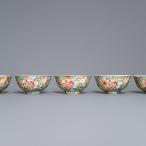 Five Chinese famille rose 'millefleurs' bowls, Qianlong mark, Republic, 20th C. — photo 3