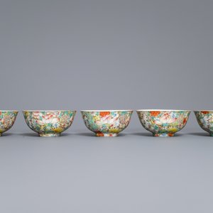 Five Chinese famille rose 'millefleurs' bowls, Qianlong mark, Republic, 20th C. — photo 4
