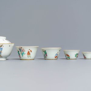 Five Chinese famille rose nesting cups and a Wu Shuang Pu cup and saucer, 19th C. — 照片 3