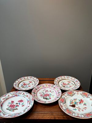 Five Chinese famille rose plates with floral design, Yongzheng/Qianlong — 照片 1
