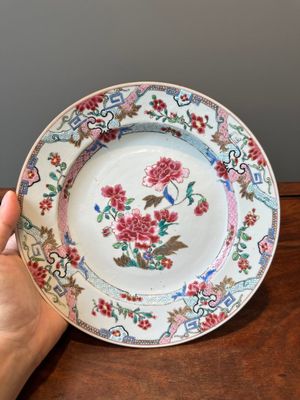 Five Chinese famille rose plates with floral design, Yongzheng/Qianlong — 照片 11