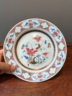 Five Chinese famille rose plates with floral design, Yongzheng/Qianlong — 照片 2