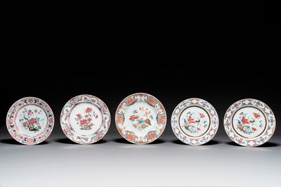 Five Chinese famille rose plates with floral design, Yongzheng/Qianlong