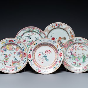 Five Chinese famille rose plates, Yongzheng/Qianlong — 照片 1