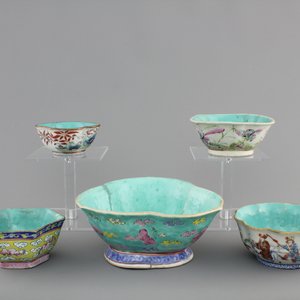 Five Chinese famille rose porcelain bowls, 19th C. — 照片 1
