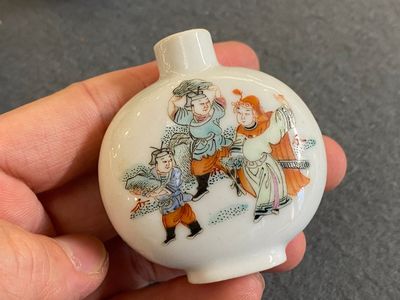 Five Chinese famille rose snuff bottles, 19/20th C. — photo 16