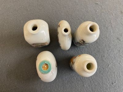 Five Chinese famille rose snuff bottles, 19/20th C. — photo 4