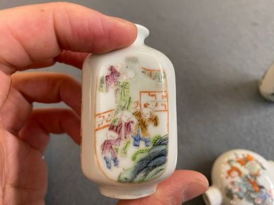 Five Chinese famille rose snuff bottles, 19/20th C. — photo 10