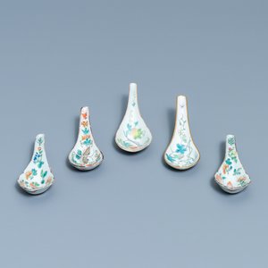 Five Chinese famille rose spoons with butterflies, flowers and fruits, 19/20th C. — photo 1