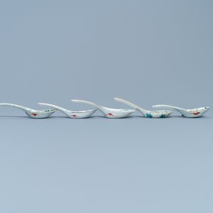 Five Chinese famille rose spoons with butterflies, flowers and fruits, 19/20th C. — photo 5