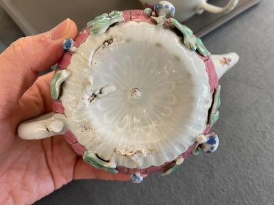 Five Chinese famille rose teapots, Yongzheng/Qianlong — 照片 6