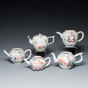 Five Chinese famille rose teapots, Yongzheng/Qianlong — 照片 1