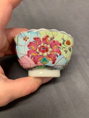 Five Chinese famille rose 'tobacco leaf' cups and saucers, Qianlong — photo 12