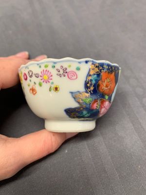 Five Chinese famille rose 'tobacco leaf' cups and saucers, Qianlong — photo 15
