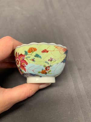 Five Chinese famille rose 'tobacco leaf' cups and saucers, Qianlong — photo 33
