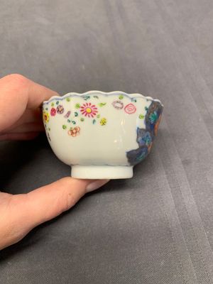 Five Chinese famille rose 'tobacco leaf' cups and saucers, Qianlong — photo 35