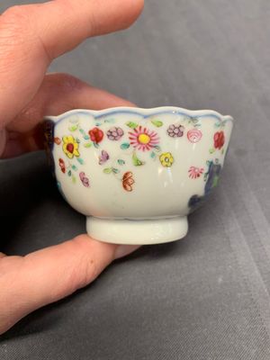 Five Chinese famille rose 'tobacco leaf' cups and saucers, Qianlong — photo 42