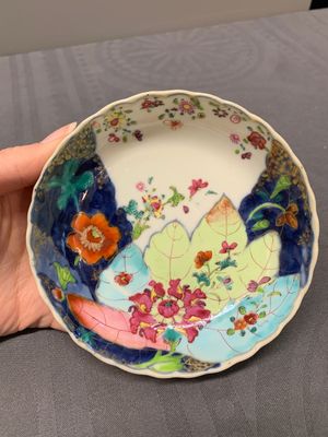 Five Chinese famille rose 'tobacco leaf' cups and saucers, Qianlong — photo 6