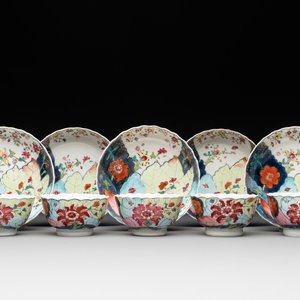 Five Chinese famille rose 'tobacco leaf' cups and saucers, Qianlong — photo 1
