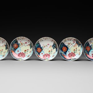 Five Chinese famille rose 'tobacco leaf' cups and saucers, Qianlong — photo 2