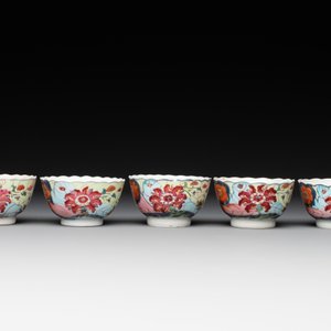 Five Chinese famille rose 'tobacco leaf' cups and saucers, Qianlong — photo 4