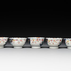 Five Chinese famille rose 'tobacco leaf' cups and saucers, Qianlong — photo 6