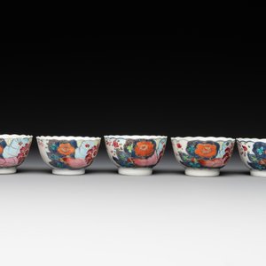 Five Chinese famille rose 'tobacco leaf' cups and saucers, Qianlong — photo 7