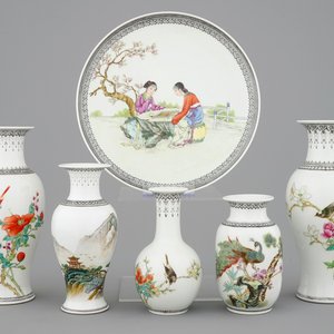 Five Chinese famille rose vases and a dish, Republic, 20th C. — 照片 1