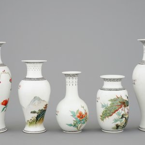Five Chinese famille rose vases and a dish, Republic, 20th C. — 照片 5