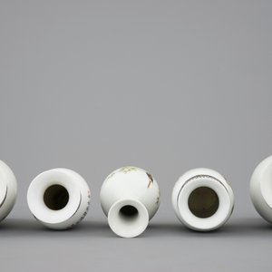 Five Chinese famille rose vases and a dish, Republic, 20th C. — 照片 7