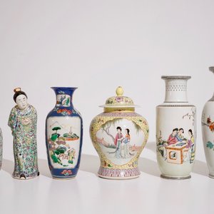 Five Chinese famille rose vases and a standing figure, 19/20th C. — photo 1