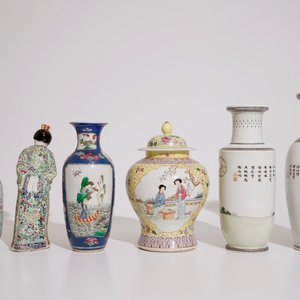 Five Chinese famille rose vases and a standing figure, 19/20th C. — photo 3