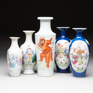 Five Chinese famille rose vases, Kangxi, Qianlong and Ju Ren Tang 居仁堂 mark, 19/20th C. — photo 1
