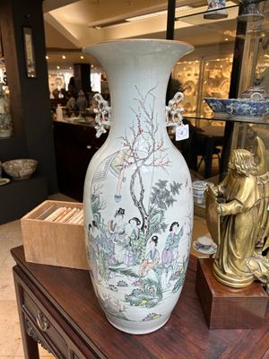 Five Chinese famille rose vases with figural design, 19/20th C. — photo 6