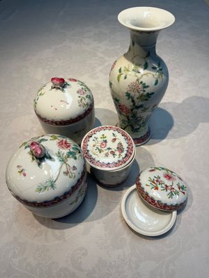 Five Chinese famille rose wares with floral design, Qianlong and Hongxian marks, Republic — 照片 1