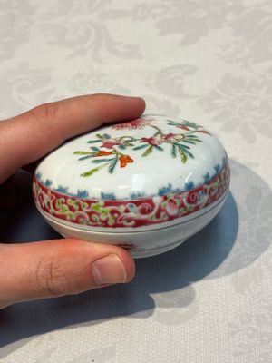 Five Chinese famille rose wares with floral design, Qianlong and Hongxian marks, Republic — 照片 17