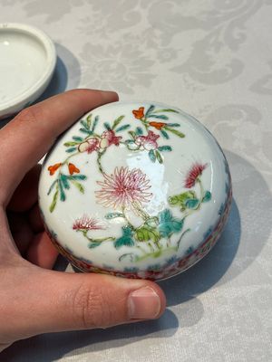Five Chinese famille rose wares with floral design, Qianlong and Hongxian marks, Republic — 照片 18