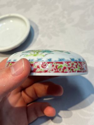 Five Chinese famille rose wares with floral design, Qianlong and Hongxian marks, Republic — 照片 19