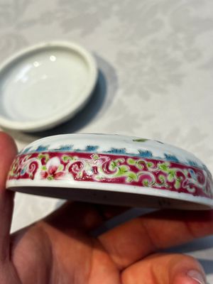Five Chinese famille rose wares with floral design, Qianlong and Hongxian marks, Republic — 照片 20